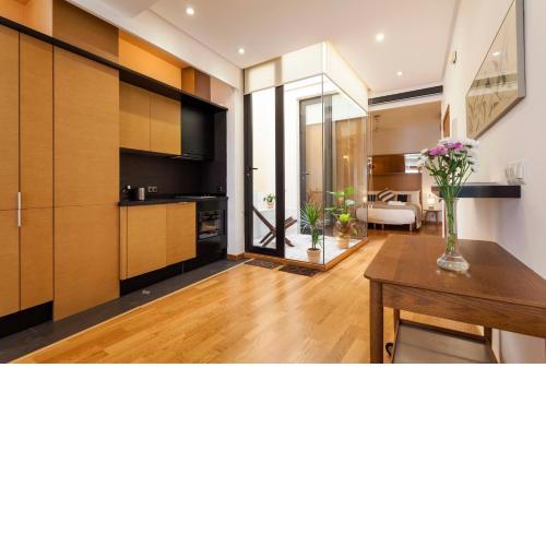 Artist's Charming Design - Space Maison Apartments