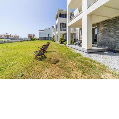 Artist's house with wide garden, piano and bike