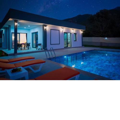 Astonishing 2-bedroom detached villa with pool
