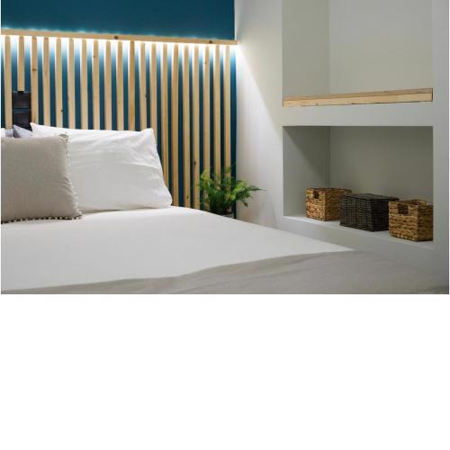 Athenian central Studio with Garden!