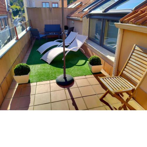 Ático céntrico y funcional con terraza situado frente al Puente de La Toja y al paseo marítimo de O Grove. Ideal para familias o grupos.