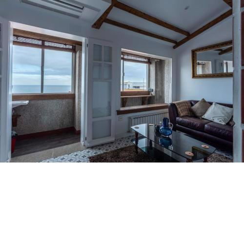 Ático con terraza y vistas al mar.