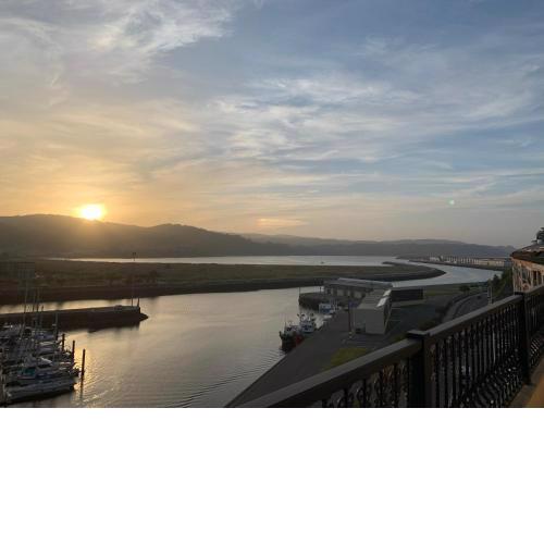Ático con vistas al mar y amplia terraza, en el muelle deportivo