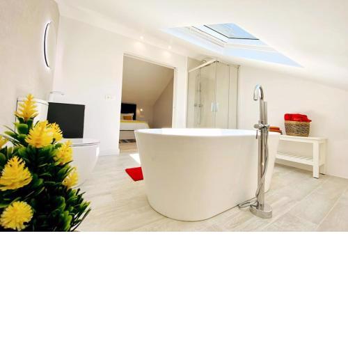 ÁTICO DALAI - Bañera de Hidromasaje, aire acondicionado, wifi y terraza junto al mar y el campo