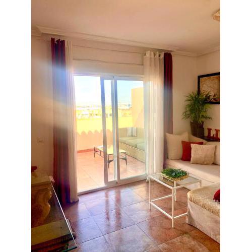 ÁTICO DELUXE entre CENTRO y PLAYA Salinas con TERRAZA, WIFI, PISCINA climatizada, GYM, SAUNA y GARAJE -Smart TV