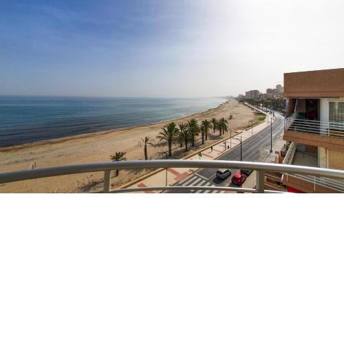 Ático en 1ª línea con impresionantes vistas al mar