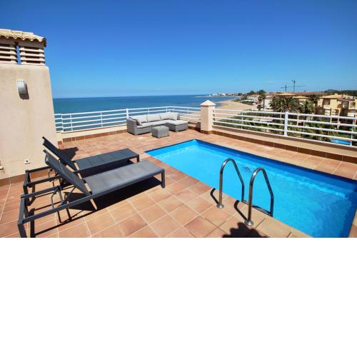 Ático frontal al mar con piscina privada
