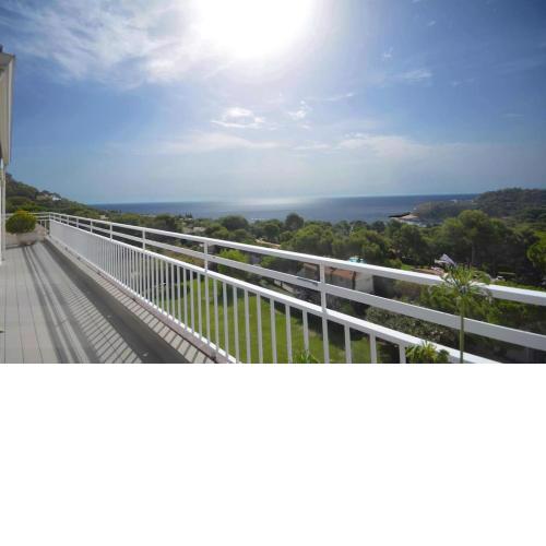 Ático Reformado con Doble Terraza en Residencial