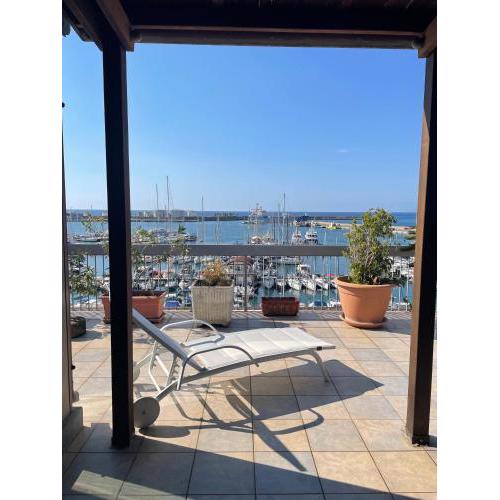 Attico con terrazza sul porticciolo turistico di Vibo Marina