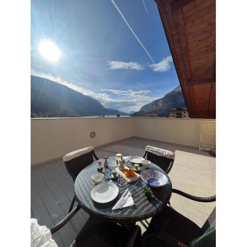 Attico con vista sul lago e montagne a Molveno