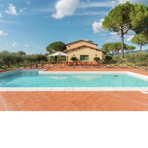 Attractive and spacious independent villa with private swimming pool