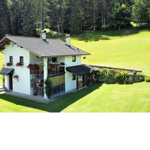 Attractive chalet in Transacqua with garden