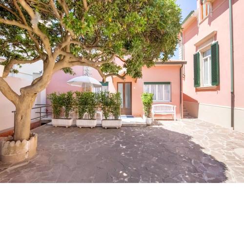 Attractive holiday home in San Vincenzo with a sea view