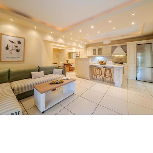 Aura Elegant Apartment near Garitsa Bay