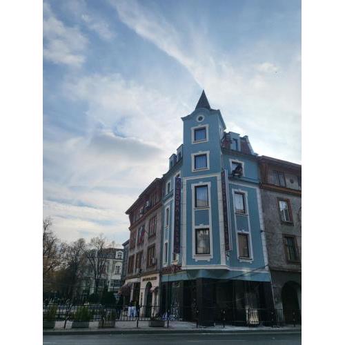 Aurora Hills Hotel