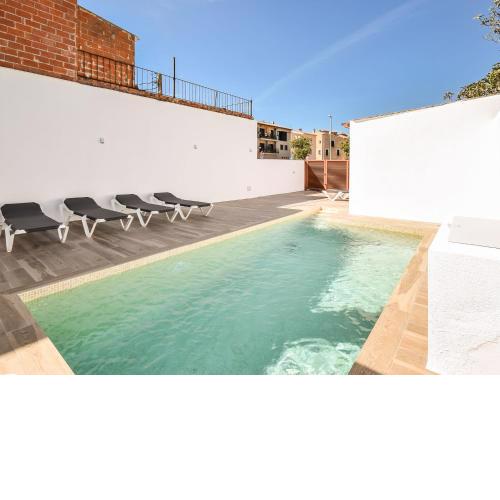 Authentic modern and wheelchair friendly holiday home with private pool