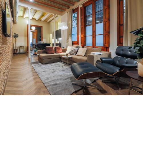 Avinyó- New Listing -Spacious Loft in the Gothic Quarter!