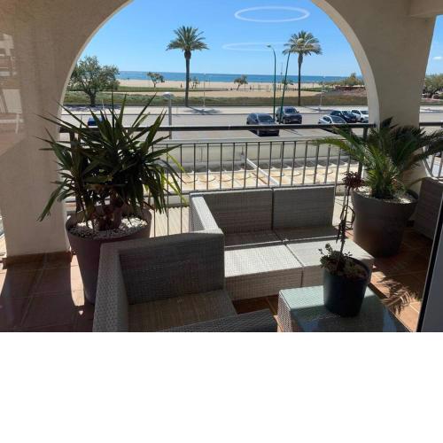 AwayDays - Modern 2-bedroom Apartment just across the beach