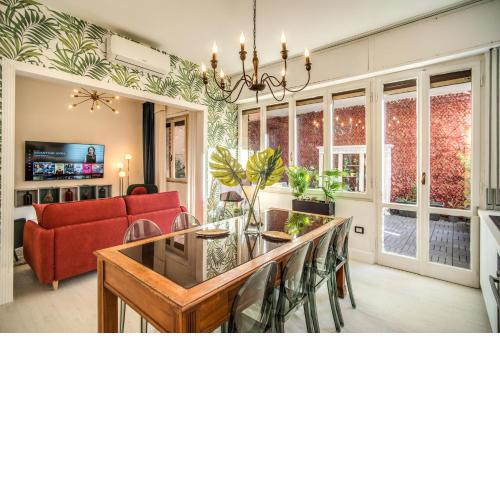 AwesHome - White Mirrors Apartment