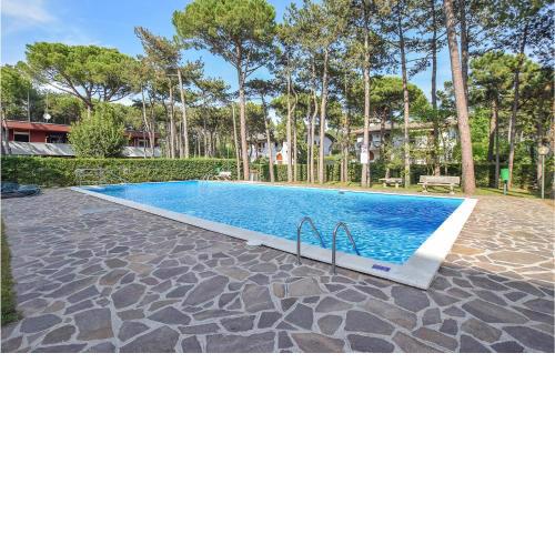 Awesome apartment in Lignano Sabbiadoro with Outdoor swimming pool, WiFi and 4 Bedrooms
