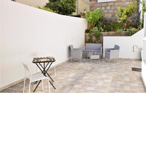 Awesome apartment in SantAntioco with Jacuzzi, 2 Bedrooms and WiFi