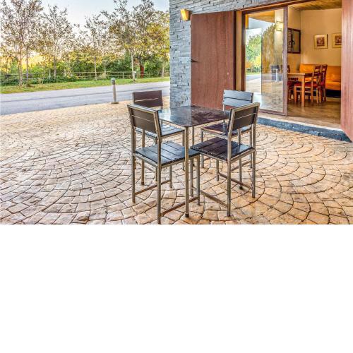 Awesome apartment in Valencia de alcantara with WiFi, 2 Bedrooms and Outdoor swimming pool