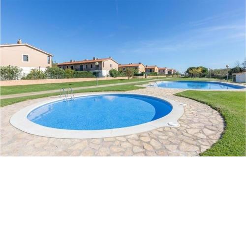 Awesome home in El Mas Pinell with WiFi, Swimming pool and 3 Bedrooms