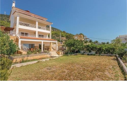 Awesome home in Kaki Thalassa-Keratea with 4 Bedrooms and WiFi