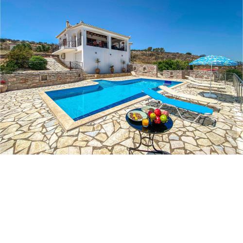 Awesome home in Koroni with Outdoor swimming pool, WiFi and 4 Bedrooms