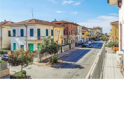 Awesome home in Lido di Camaiore with 4 Bedrooms