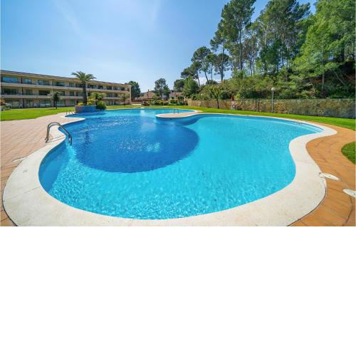 Awesome Home In Pals With Outdoor Swimming Pool, Wifi And 2 Bedrooms 2