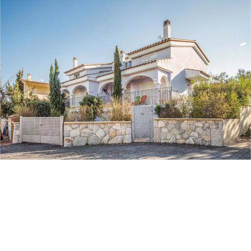 Awesome Home In Peiscola With 3 Bedrooms, Outdoor Swimming Pool And Swimming Pool
