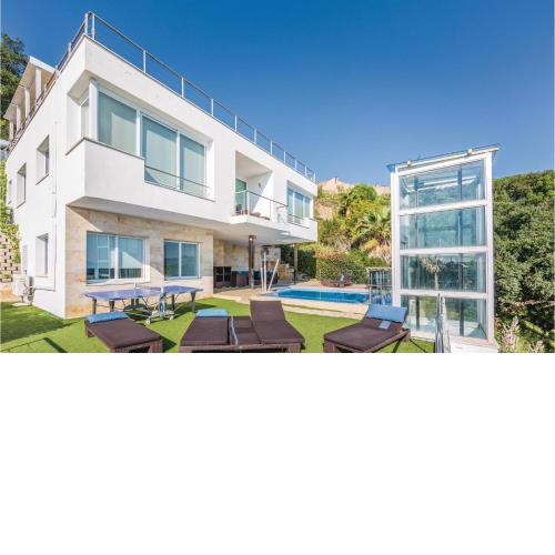 Awesome home in St, Cebri de Vallalta with 4 Bedrooms, Outdoor swimming pool and WiFi