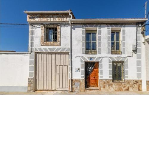 Awesome home in Villarrín de Campos with 5 Bedrooms