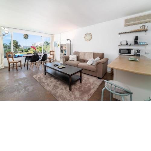 Azahara I, 25A small cozy apartment with great views located in the popular area of Nueva Andalucia