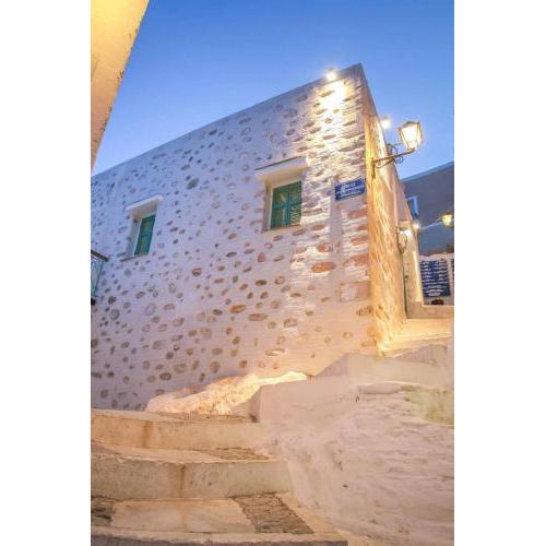 Azura, traditional residence in Ano Syros