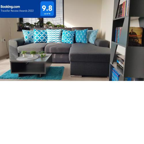 Azzurro-Top floor apartment in quiet neighborhood, Free private parking