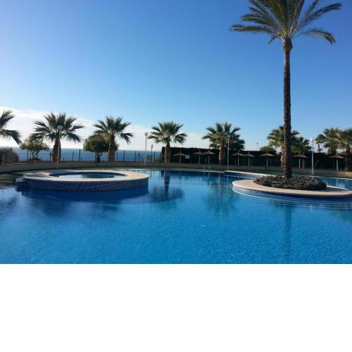 Bajo con jardin WIFI junto al mar
