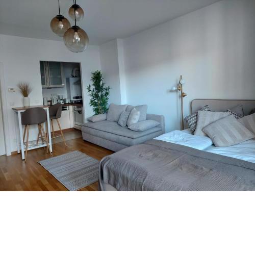 Balcony Apartment, 5 min Walk to First District