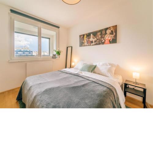 Balcony Apartment, Perfect for Long Stay, 1 min to Metro
