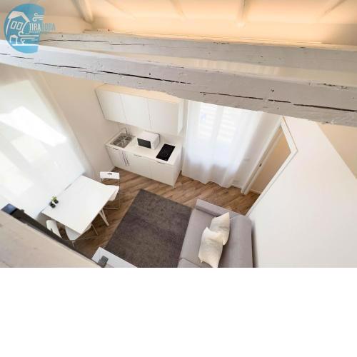 Basovizza 3 Nicole Tirabora Short Rent