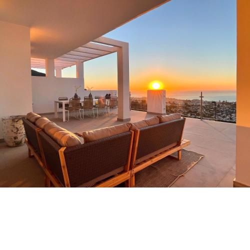 Bayview -Superb Luxurious Sea View Penthouse with private hot tub by Solrentspain