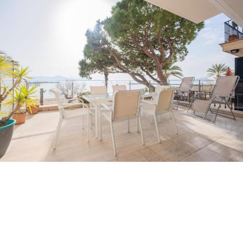 Beach front Aprtment with dinning terrace