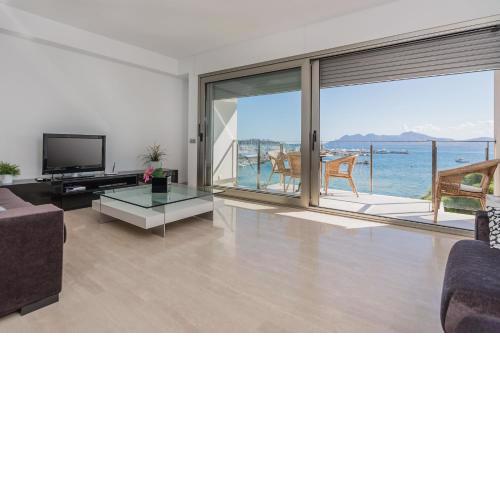 Beach front Penthouse with impresive sea views