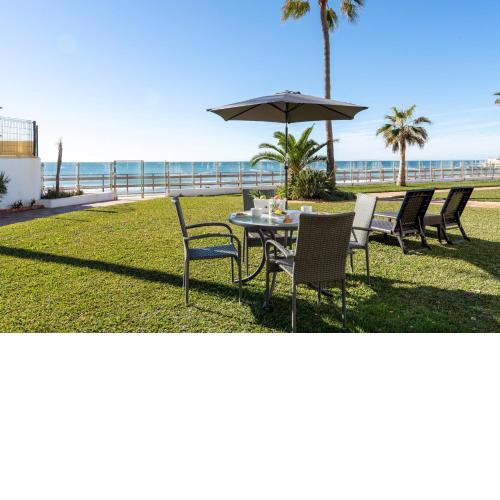 Beach house with direct access to Calahonda Beach and open sea views CS183