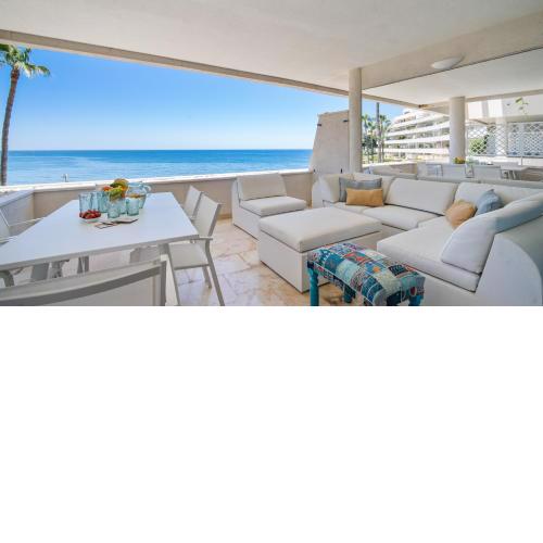 Beach-line apartment with 3 bedrooms in Estepona