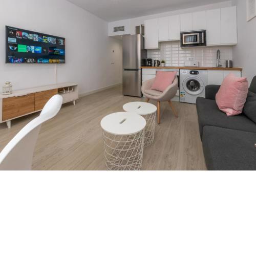 Beachfront 1BR Centre - Las Palmeras