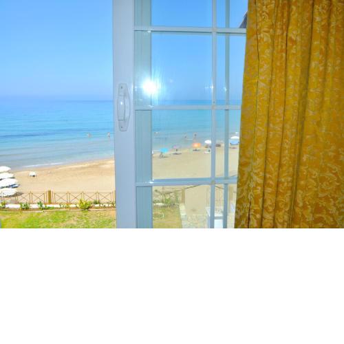 Beachfront 2-bed luxury Apartment - Agios Gordios, Corfu, Greece