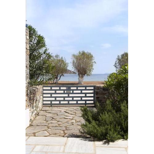 Beachfront 2br apartment - Free parking