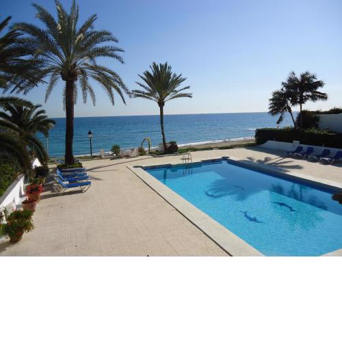 BEACHFRONT , Central, quiet, parking, pool